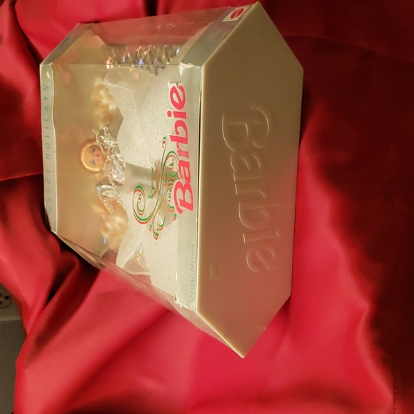 Vintage 1992 Happy Holidays Barbie - Picture 3 of 4